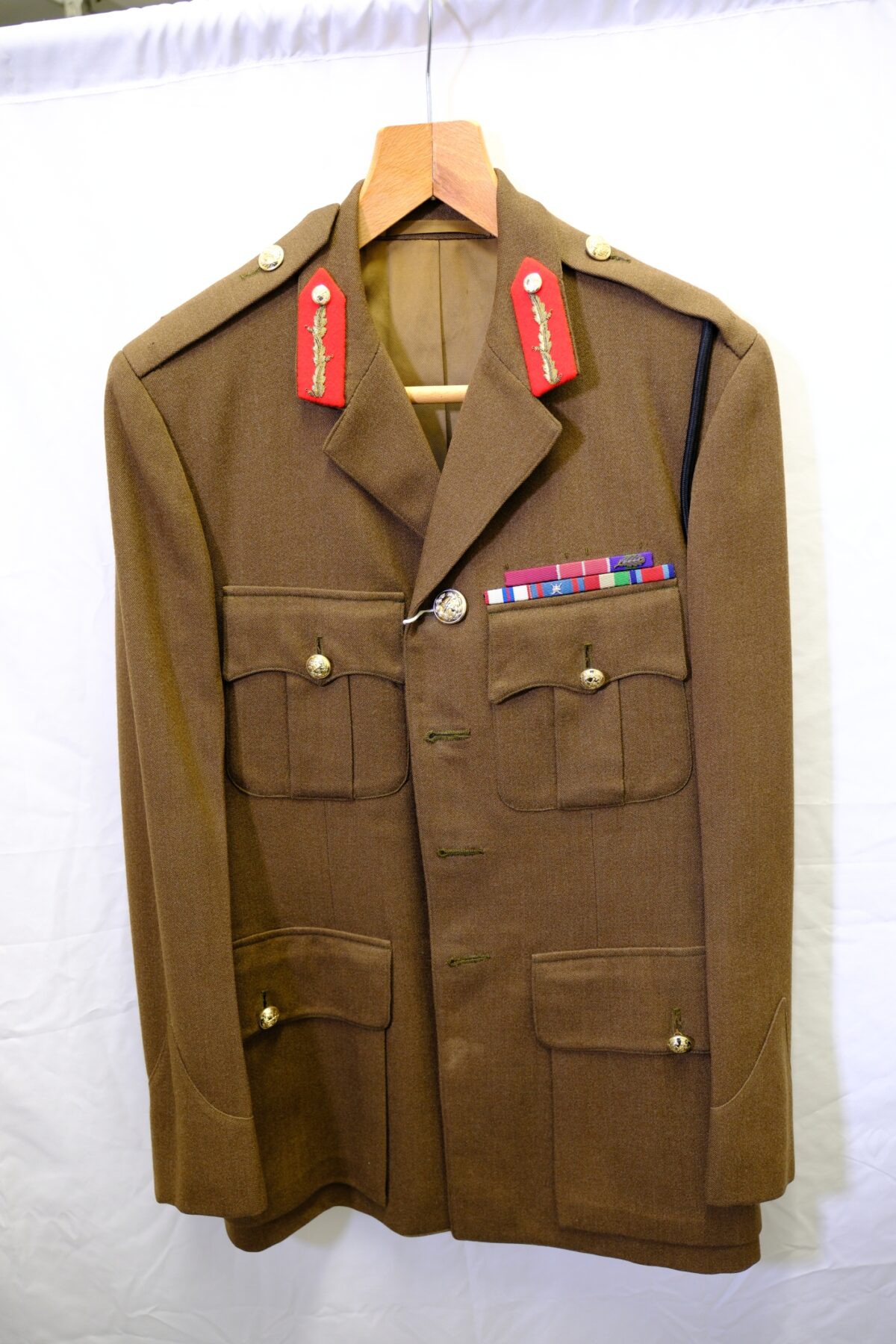 British Army Service Dress with Staff Officer red flashes on collar British Army Service Dress with Staff Officer red flashes on collar