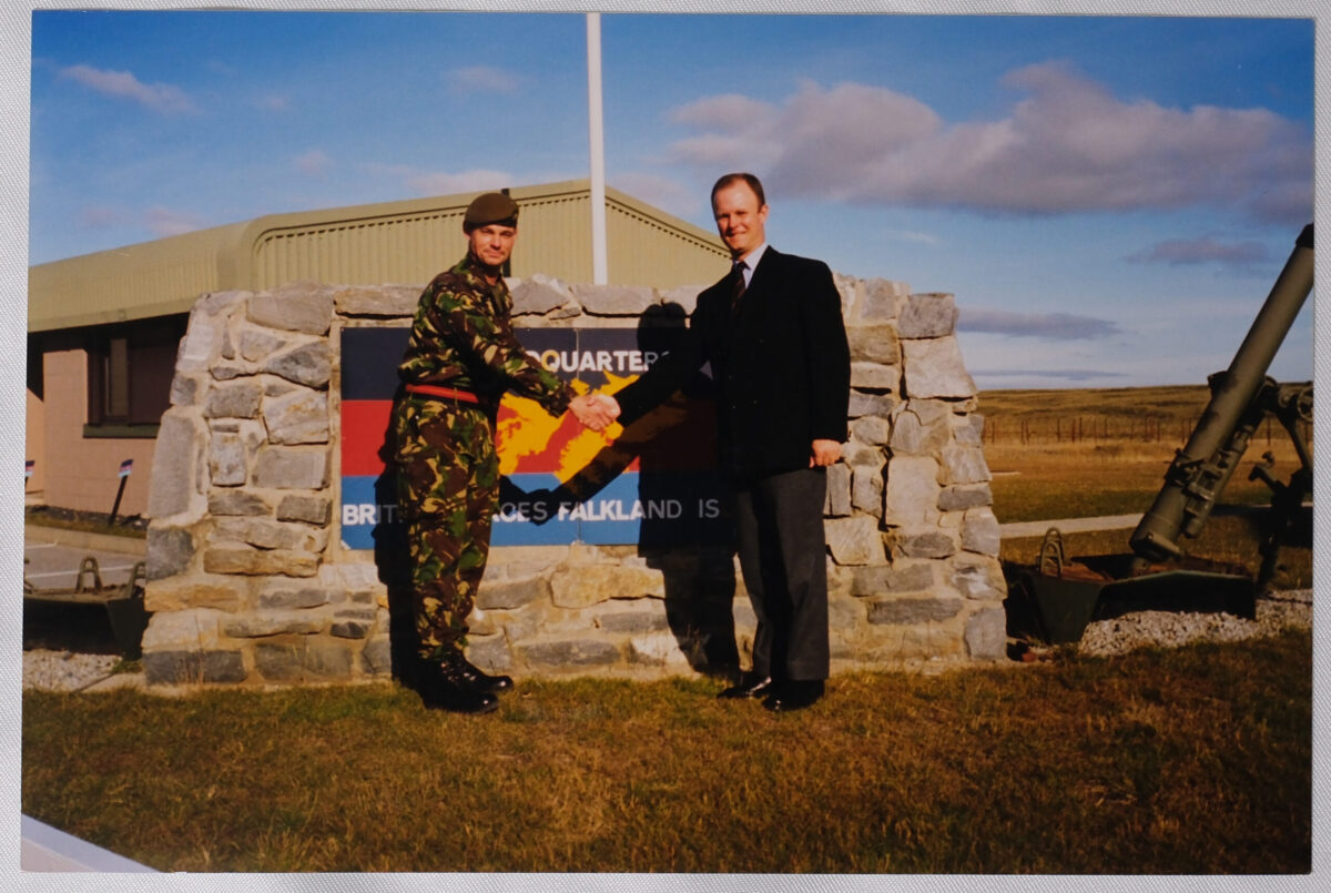 Maj J W W Hart Assumes the role of the FIRIC from C Company 1 RGR - 11 Mar 99